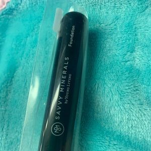 Savvy minerals by young living foundation brush